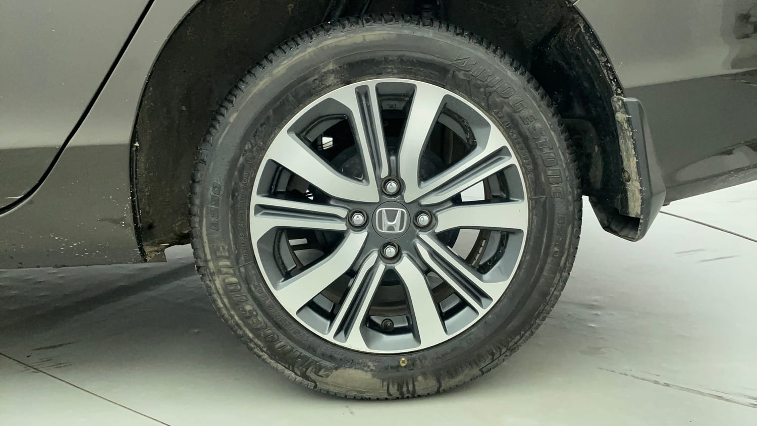 Used 2022 Honda City 4th Generation V Petrol Petrol Manual tyres LEFT REAR TYRE RIM VIEW