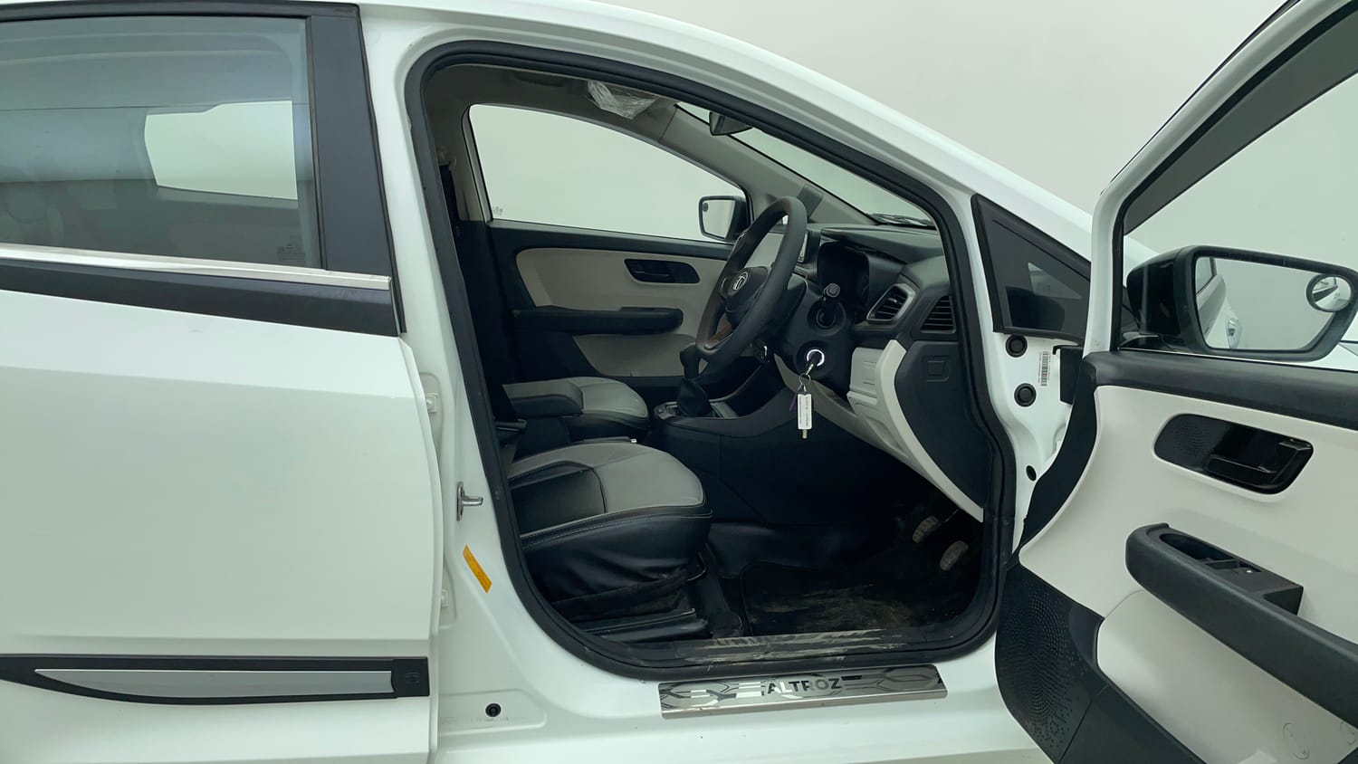 Used 2022 Tata Altroz XE Plus Petrol Petrol Manual interior RIGHT SIDE FRONT DOOR CABIN VIEW