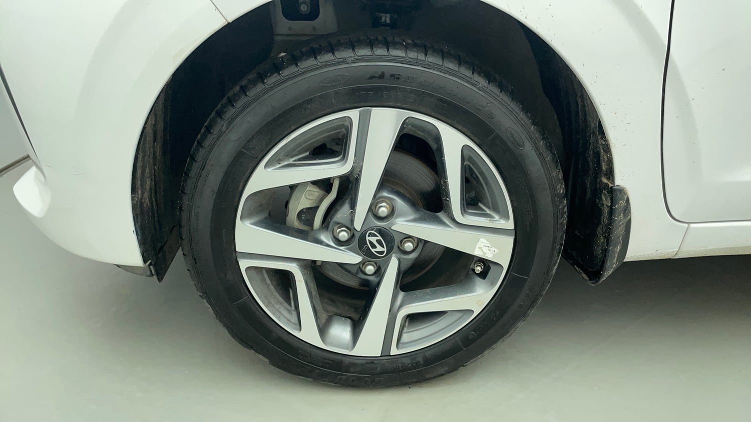 Used 2024 Hyundai Aura SX 1.2 (O) Petrol Petrol Manual tyres LEFT FRONT TYRE RIM VIEW