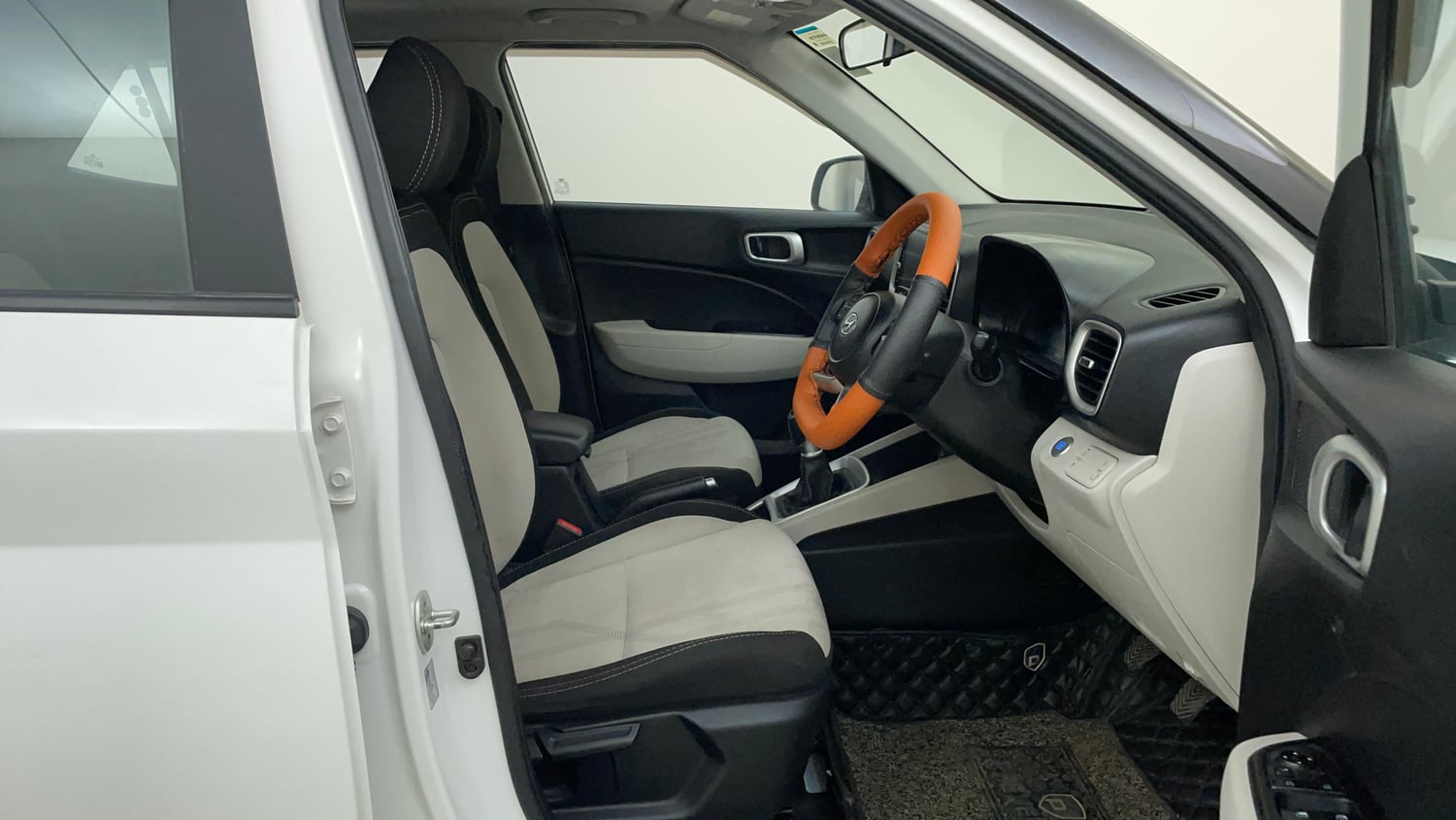 Used 2023 Hyundai Venue SX 1.5 CRDi Diesel Manual interior RIGHT SIDE FRONT DOOR CABIN VIEW