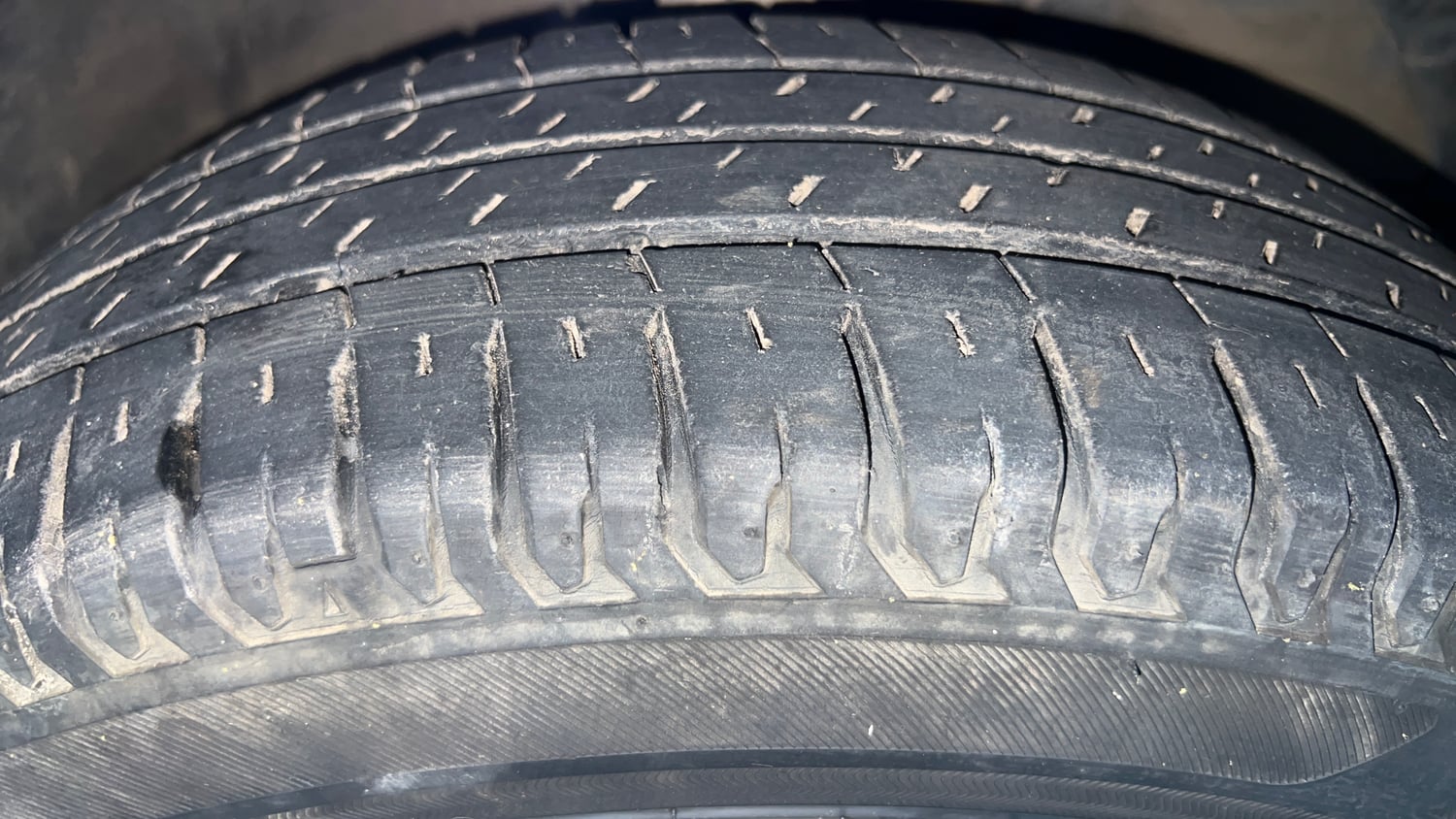 Used 2021 Maruti Suzuki Ertiga VXi CNG Cng Manual tyres RIGHT FRONT TYRE TREAD VIEW