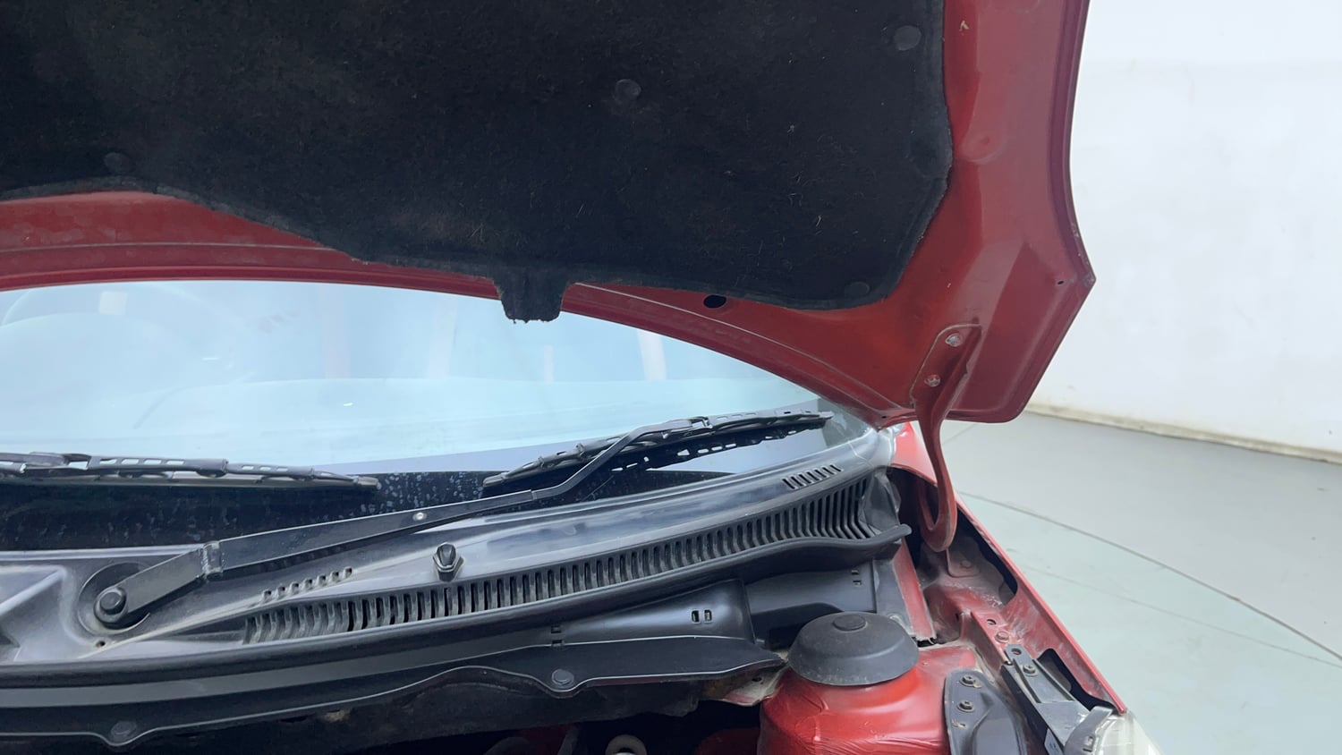 Used 2011 Maruti Suzuki Swift VXi Petrol Manual engine ENGINE LEFT SIDE HINGE & APRON VIEW