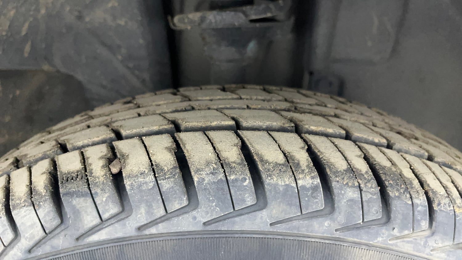 Used 2018 Renault Kwid 1.0 RXT AMT Petrol Automatic tyres RIGHT FRONT TYRE TREAD VIEW