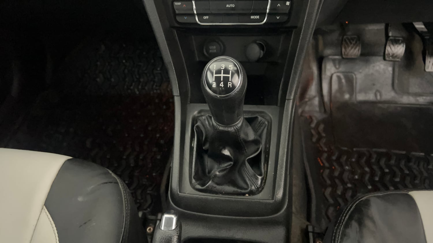 Used 2022 Toyota Urban Cruiser High Grade MT Petrol Manual interior GEAR  KNOB VIEW