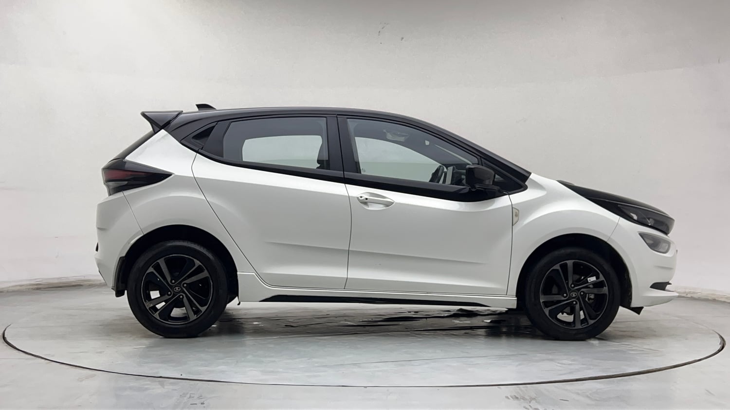 Used 2025 Tata Altroz Racer R2 Petrol Manual exterior RIGHT SIDE VIEW