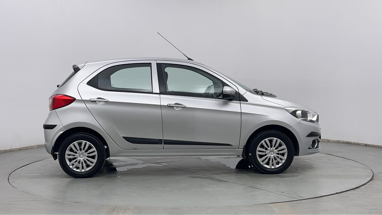 Used 2019 Tata Tiago Revotron XZ w/o Alloy Petrol Manual exterior RIGHT SIDE VIEW