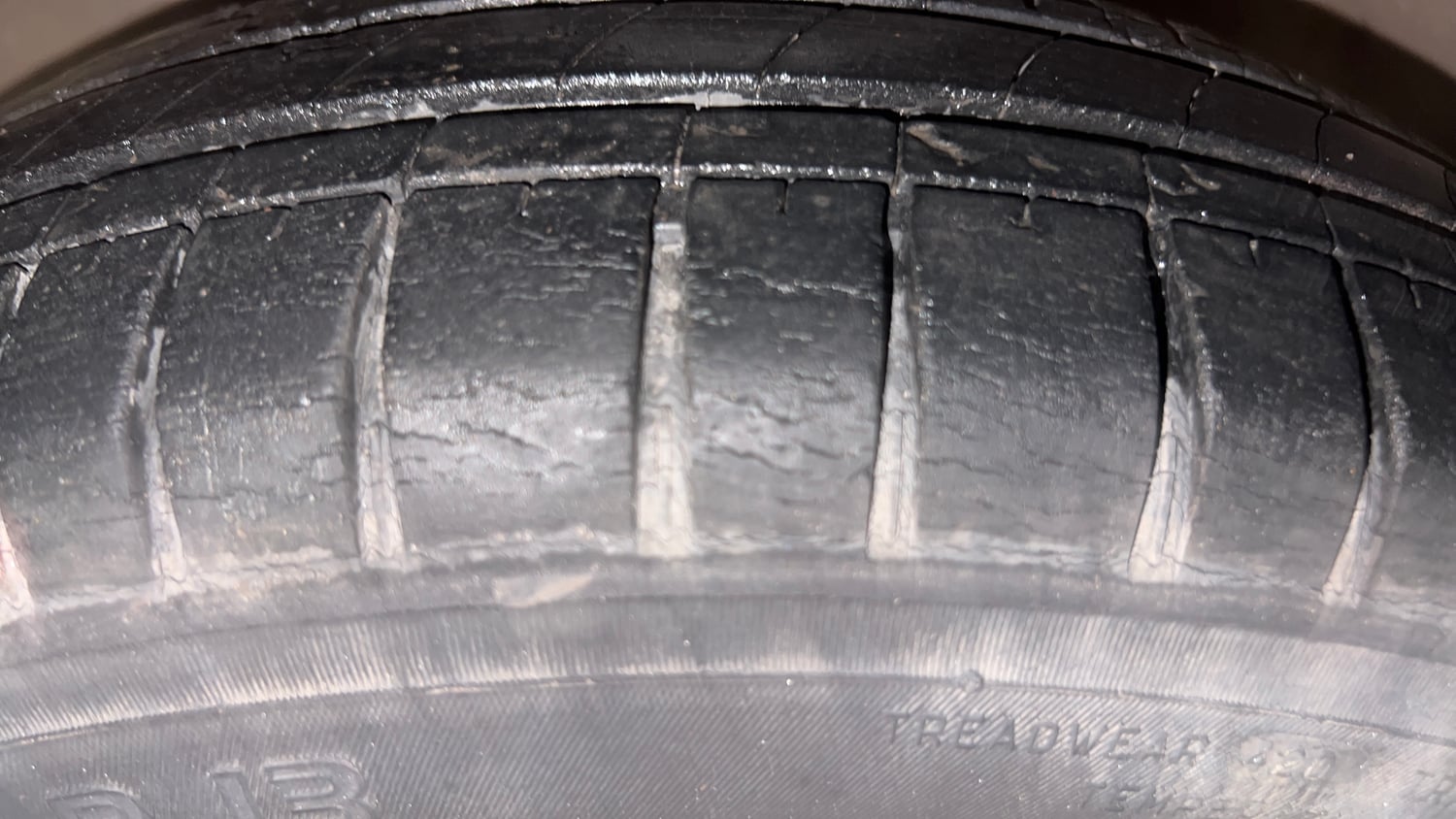 Used 2013 Hyundai i10 Sportz 1.2 AT Kappa2 Petrol Automatic tyres LEFT FRONT TYRE TREAD VIEW