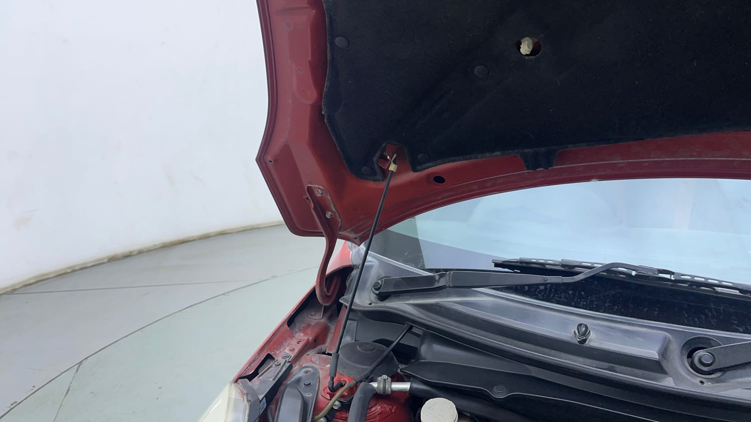 Used 2011 Maruti Suzuki Swift VXi Petrol Manual engine ENGINE RIGHT SIDE HINGE & APRON VIEW