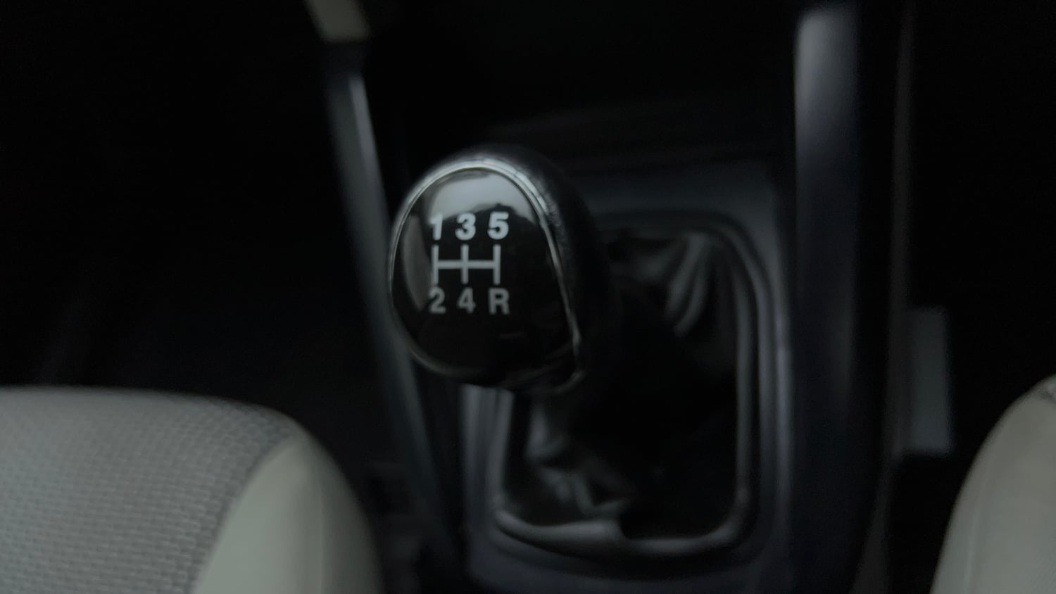 Used 2016 Ford EcoSport Ambiente 1.5L Ti-VCT Petrol Manual interior GEAR  KNOB VIEW