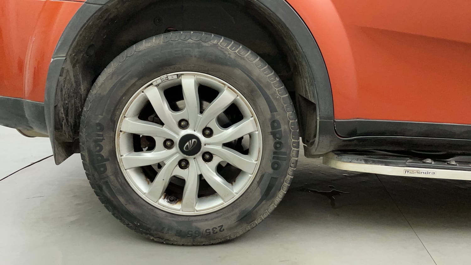 Used 2016 Mahindra XUV500 W8 AT Diesel Automatic tyres RIGHT REAR TYRE RIM VIEW