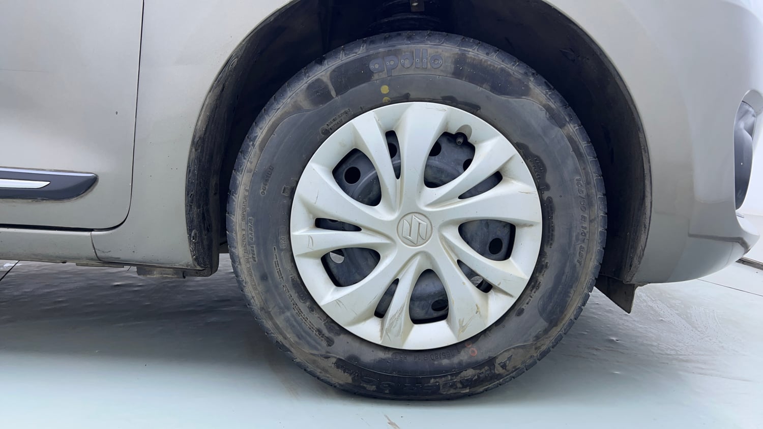 Used 2018 Maruti Suzuki Swift VXi AMT Petrol Automatic tyres RIGHT FRONT TYRE RIM VIEW