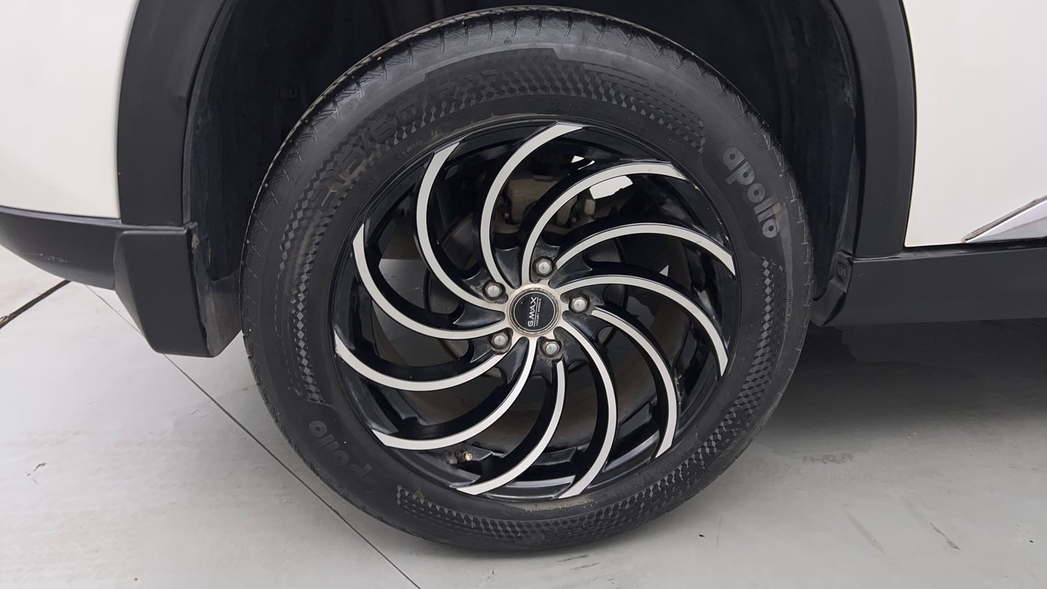 Used 2024 Maruti Suzuki Grand Vitara Delta CNG Cng Manual tyres RIGHT REAR TYRE RIM VIEW