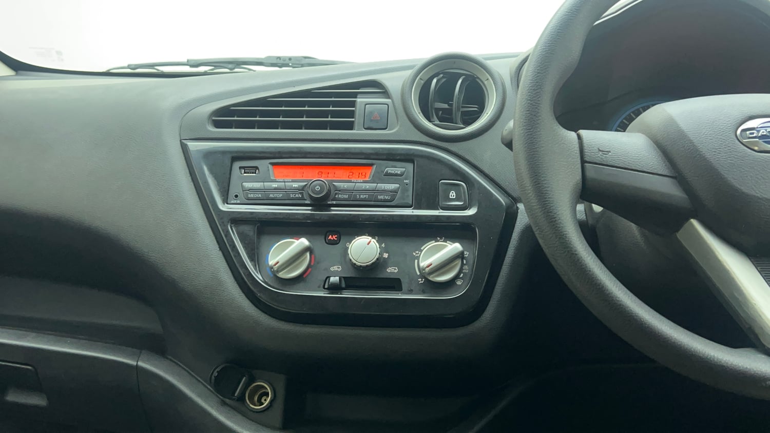 Used 2018 Datsun Redi-GO T (O) Petrol Manual top_features Integrated (in-dash) music system