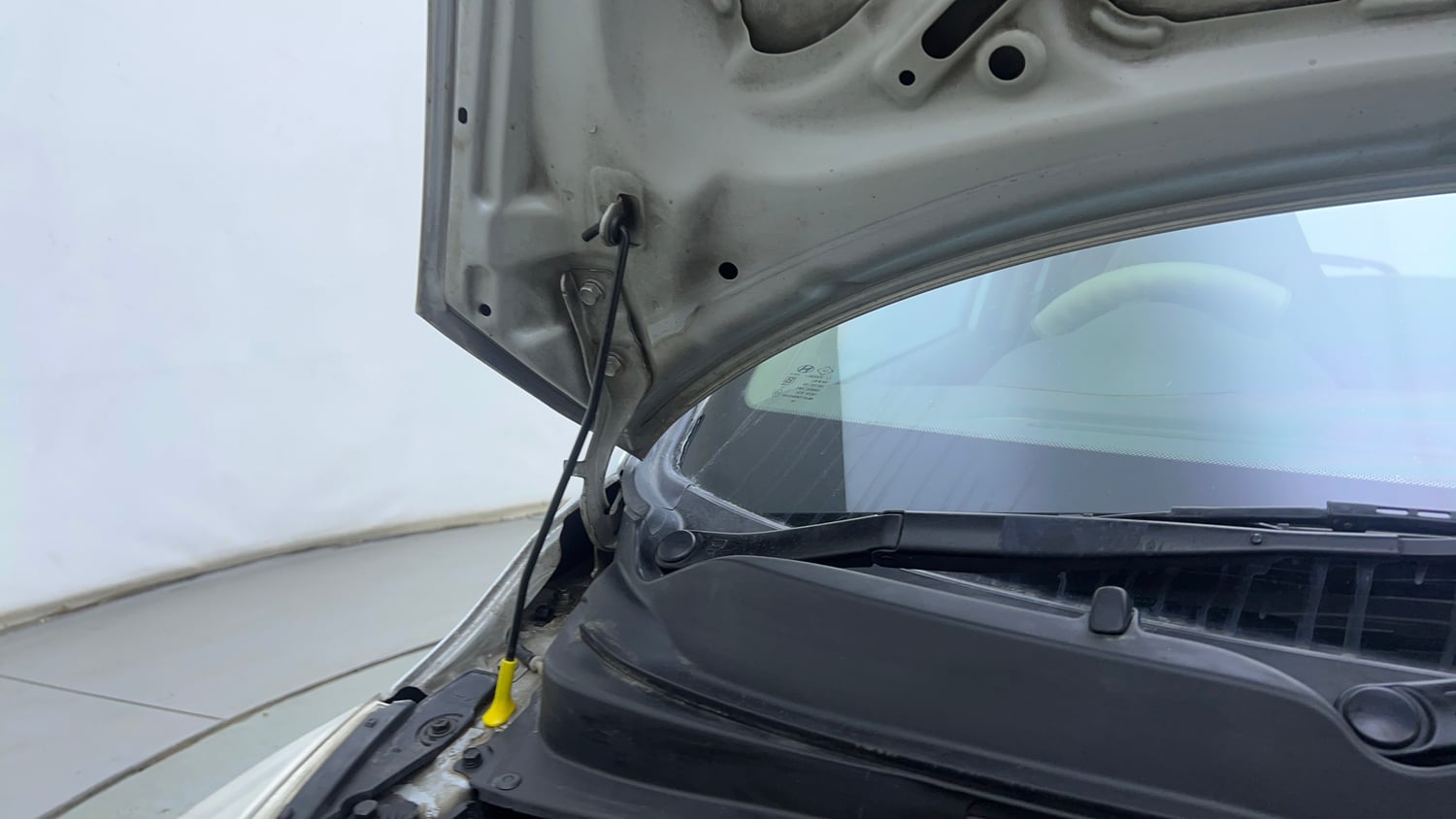 Used 2012 Hyundai i10 Sportz 1.2 Kappa2 Petrol Manual engine ENGINE RIGHT SIDE HINGE & APRON VIEW