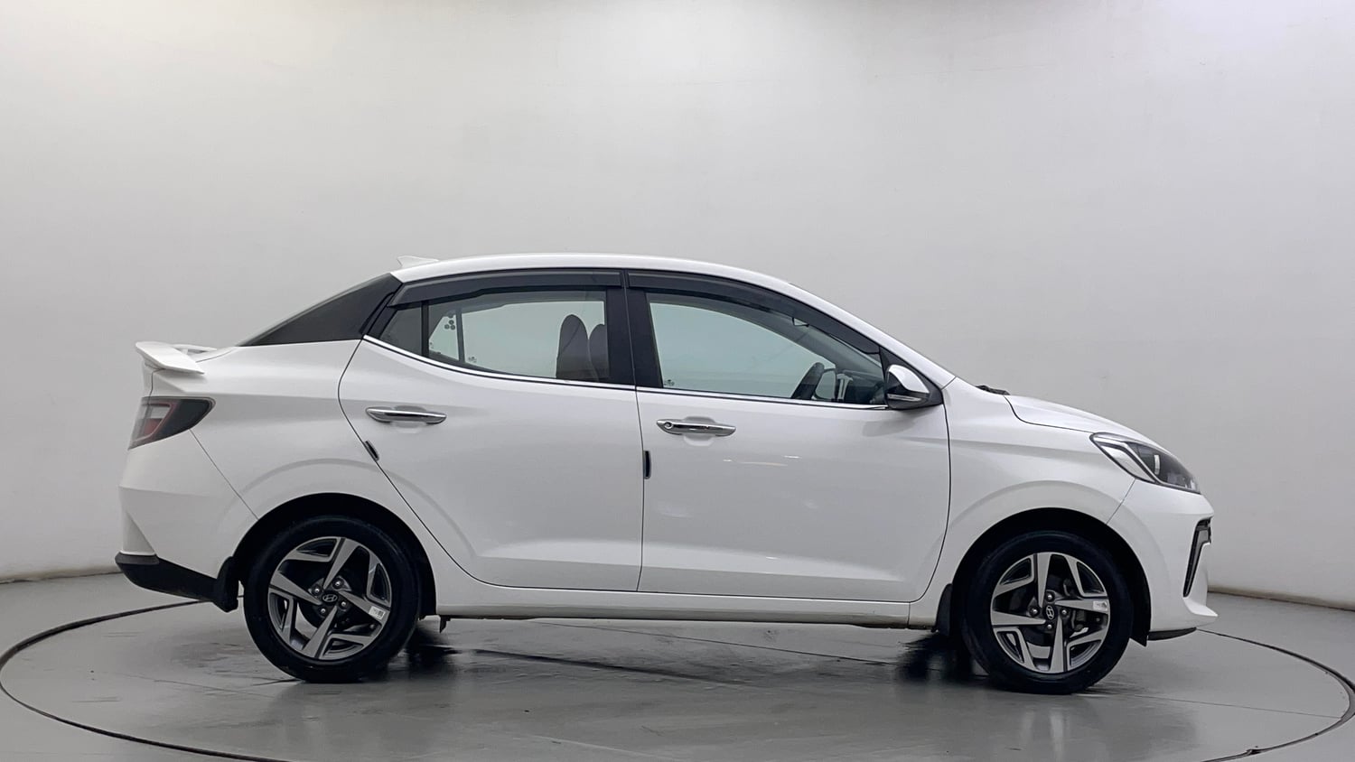 Used 2024 Hyundai Aura SX 1.2 (O) Petrol Petrol Manual exterior RIGHT SIDE VIEW