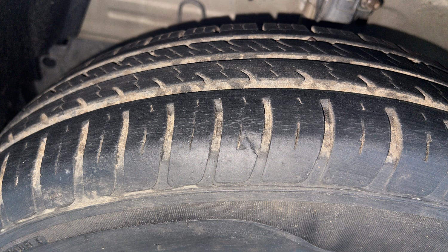 Used 2013 Maruti Suzuki Swift LXi Petrol Manual tyres LEFT FRONT TYRE TREAD VIEW