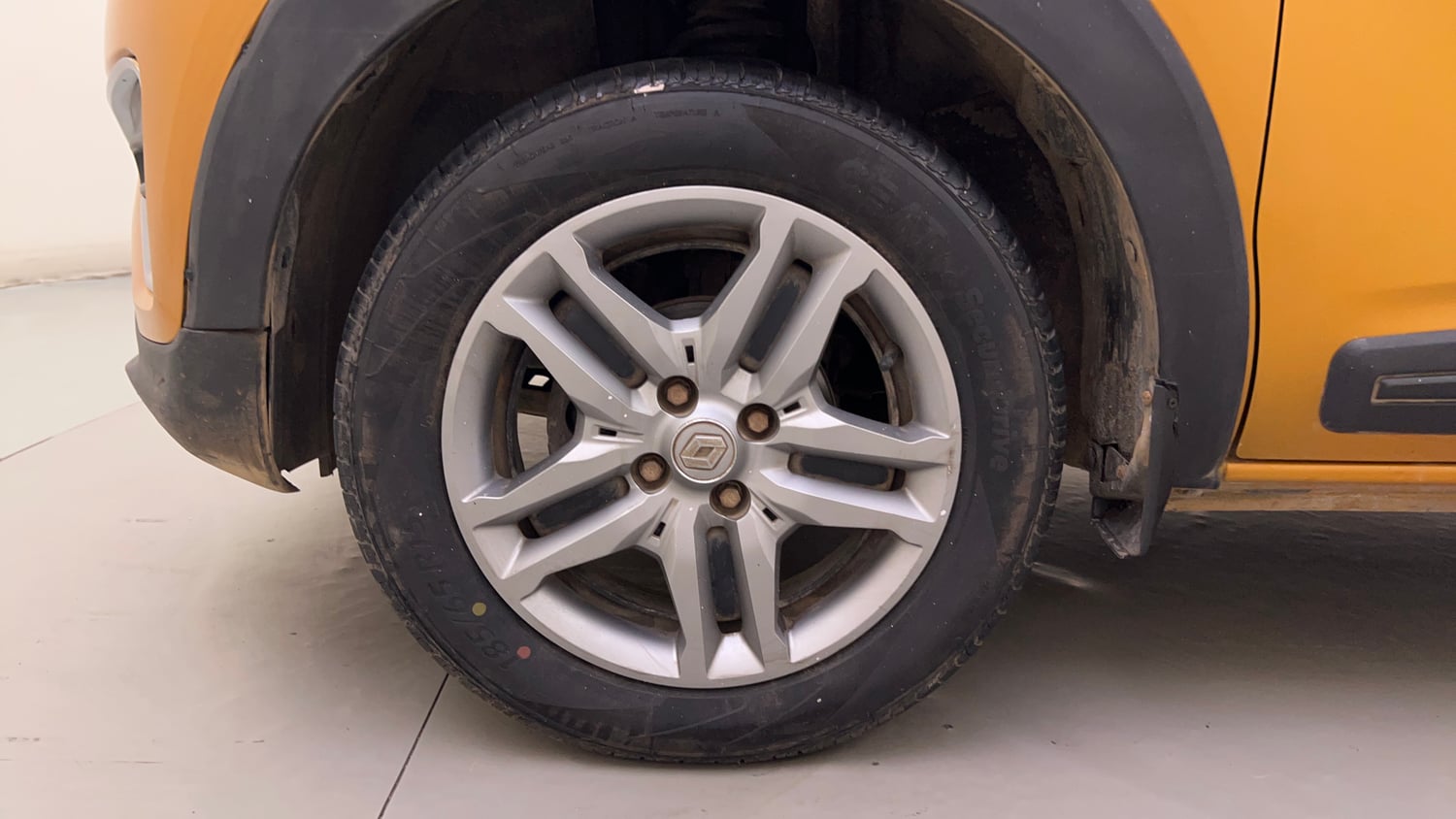 Used 2022 Renault Triber RXZ EASY-R AMT Petrol Automatic tyres LEFT FRONT TYRE RIM VIEW
