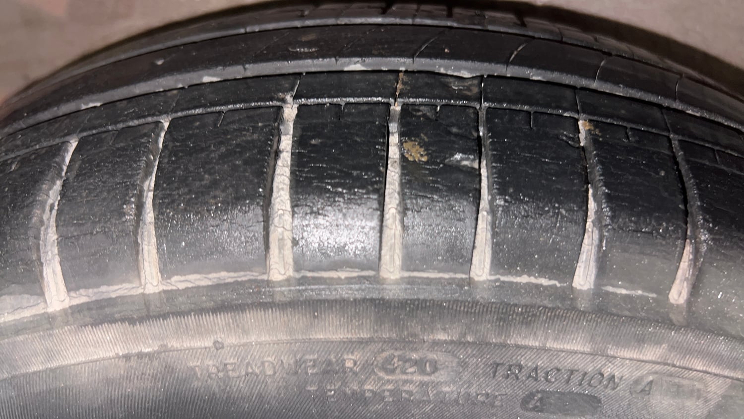 Used 2013 Hyundai i10 Sportz 1.2 AT Kappa2 Petrol Automatic tyres RIGHT REAR TYRE TREAD VIEW