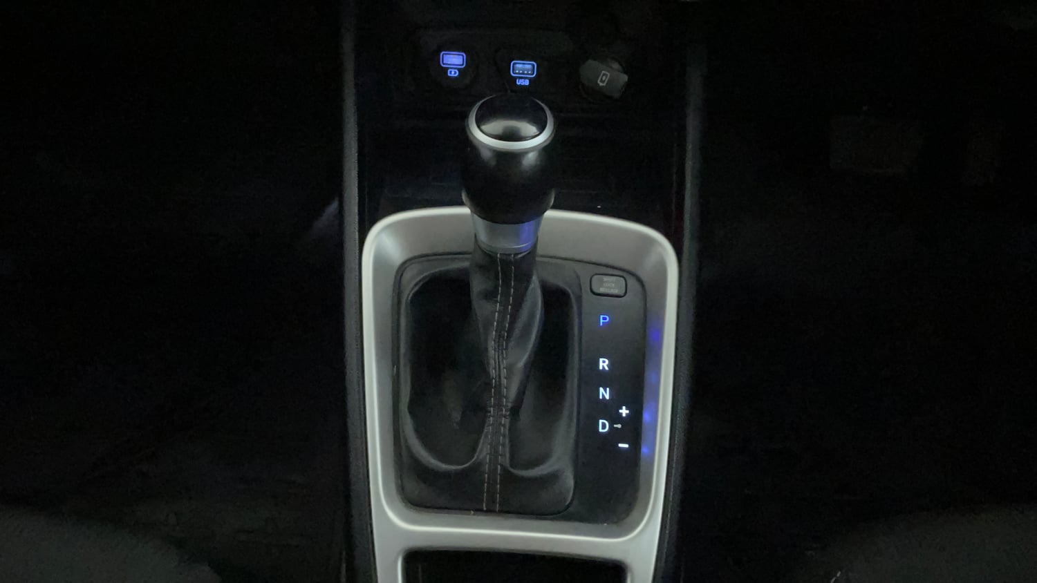 Used 2019 Hyundai Venue SX Plus 1.0 Turbo DCT Petrol Automatic interior GEAR  KNOB VIEW