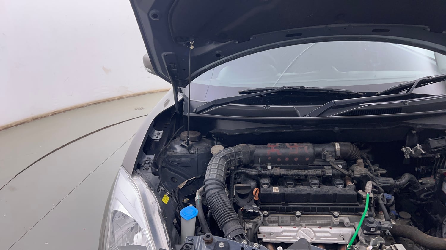 Used 2023 Maruti Suzuki Swift VXi Petrol Manual engine ENGINE RIGHT SIDE HINGE & APRON VIEW