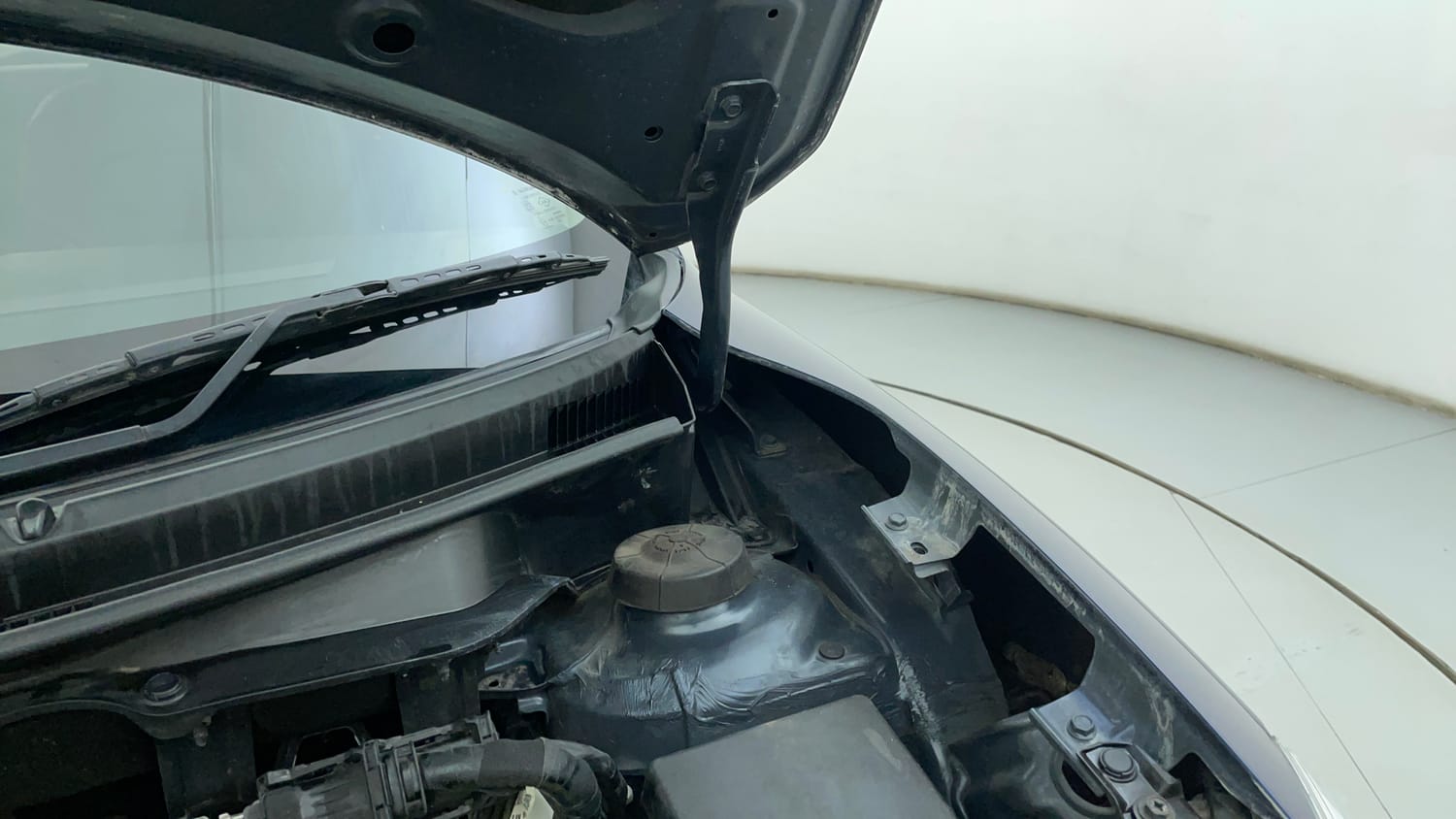 Used 2021 Maruti Suzuki Swift ZXi Petrol Manual engine ENGINE LEFT SIDE HINGE & APRON VIEW