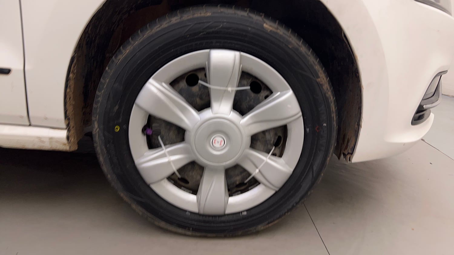 Used 2018 Volkswagen Polo Comfortline 1.0L (P) Petrol Manual tyres RIGHT FRONT TYRE RIM VIEW