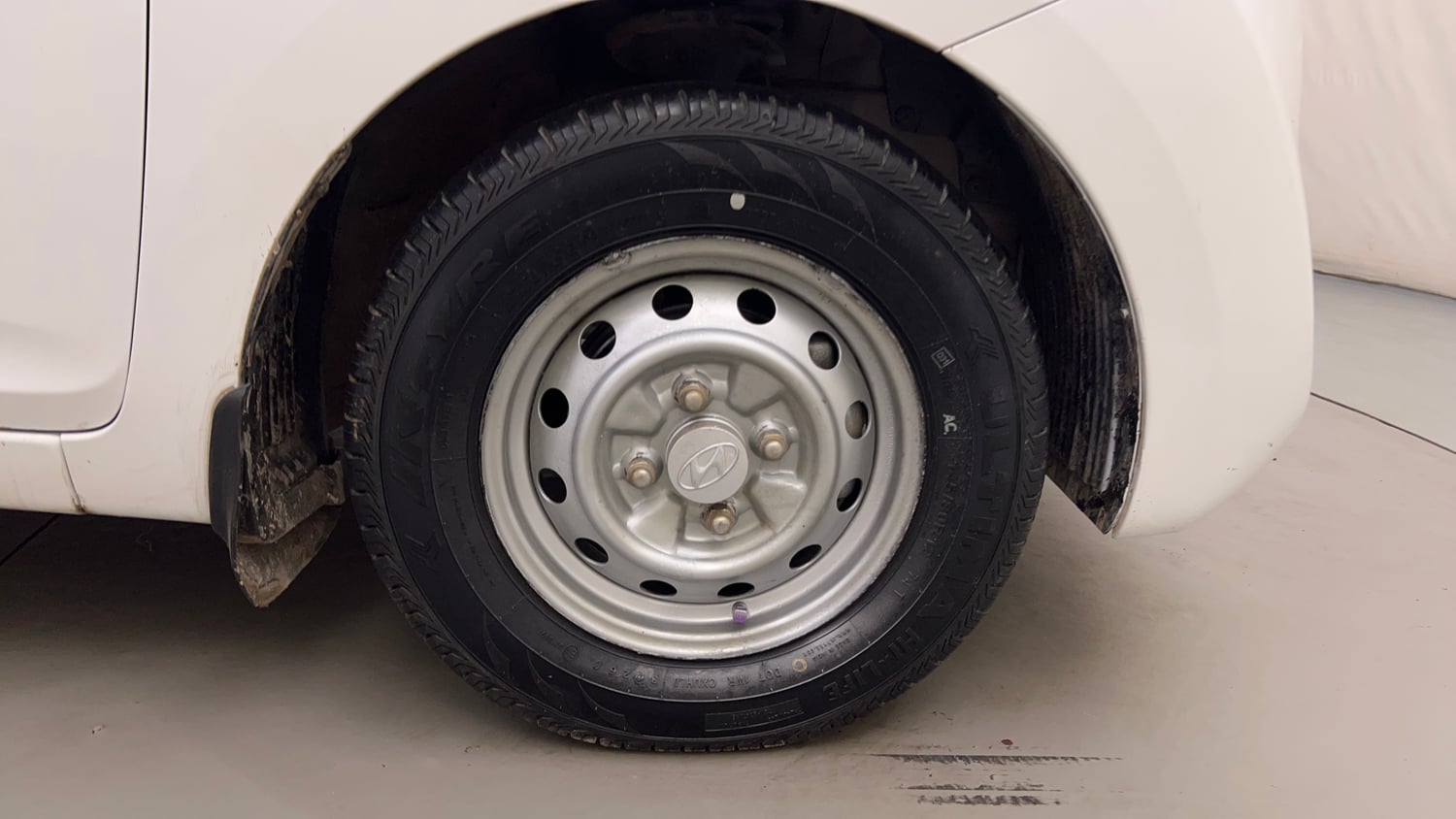 Used 2017 Hyundai Eon Era + Petrol Manual tyres RIGHT FRONT TYRE RIM VIEW