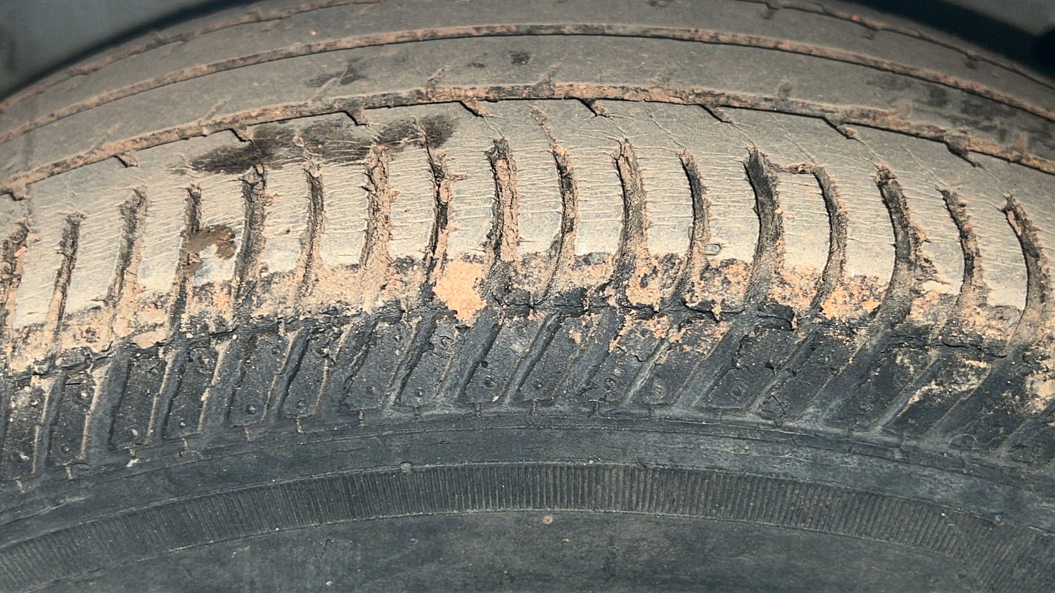 Used 2017 Ford EcoSport Ambiente 1.5L Ti-VCT Petrol Manual tyres RIGHT FRONT TYRE TREAD VIEW