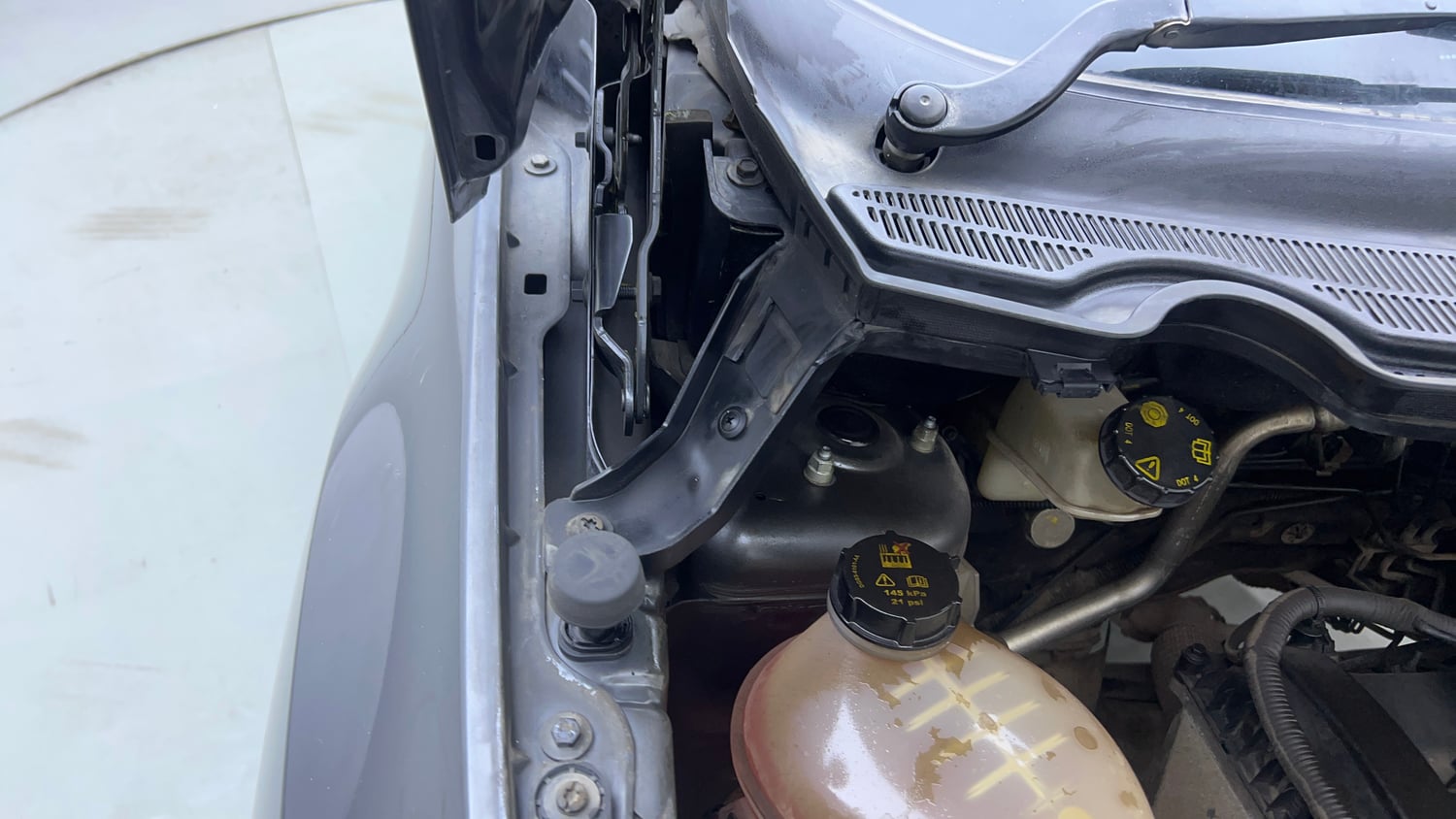 Used 2020 Ford EcoSport S MT 1.5 Ti-VCT Petrol Manual engine ENGINE RIGHT SIDE HINGE & APRON VIEW