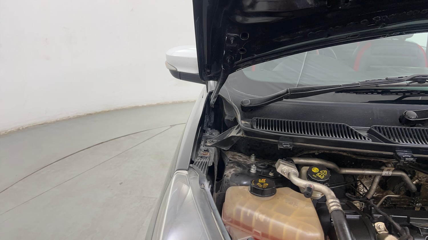 Used 2017 Ford Figo Titanium 1.2 Ti-VCT Petrol Manual engine ENGINE RIGHT SIDE HINGE & APRON VIEW