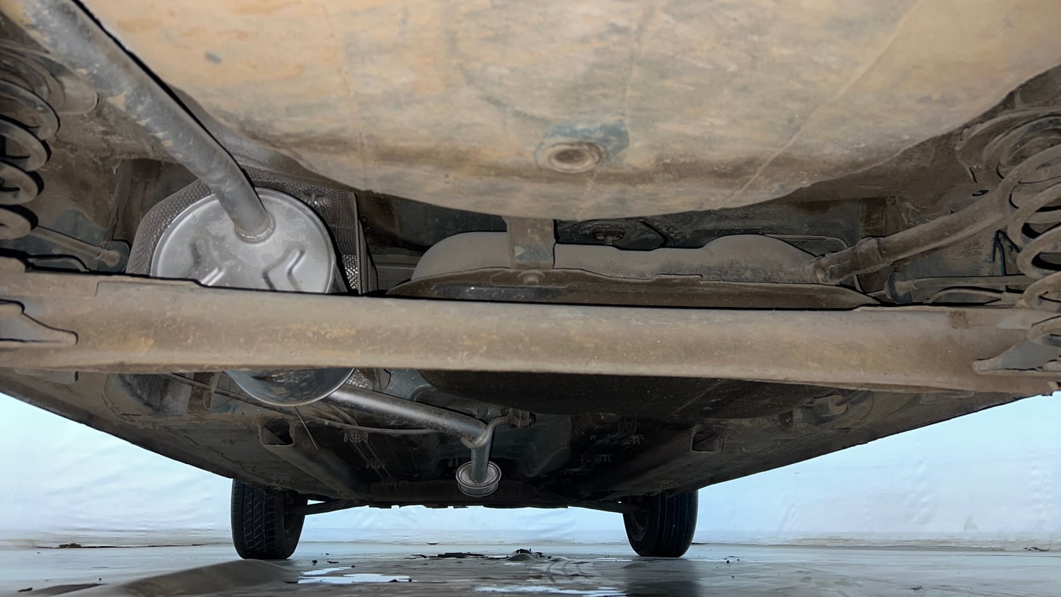 Used 2022 Renault Kwid RXT 1.0 AMT (O) Petrol Automatic extra REAR UNDERBODY VIEW (TAKEN FROM REAR)