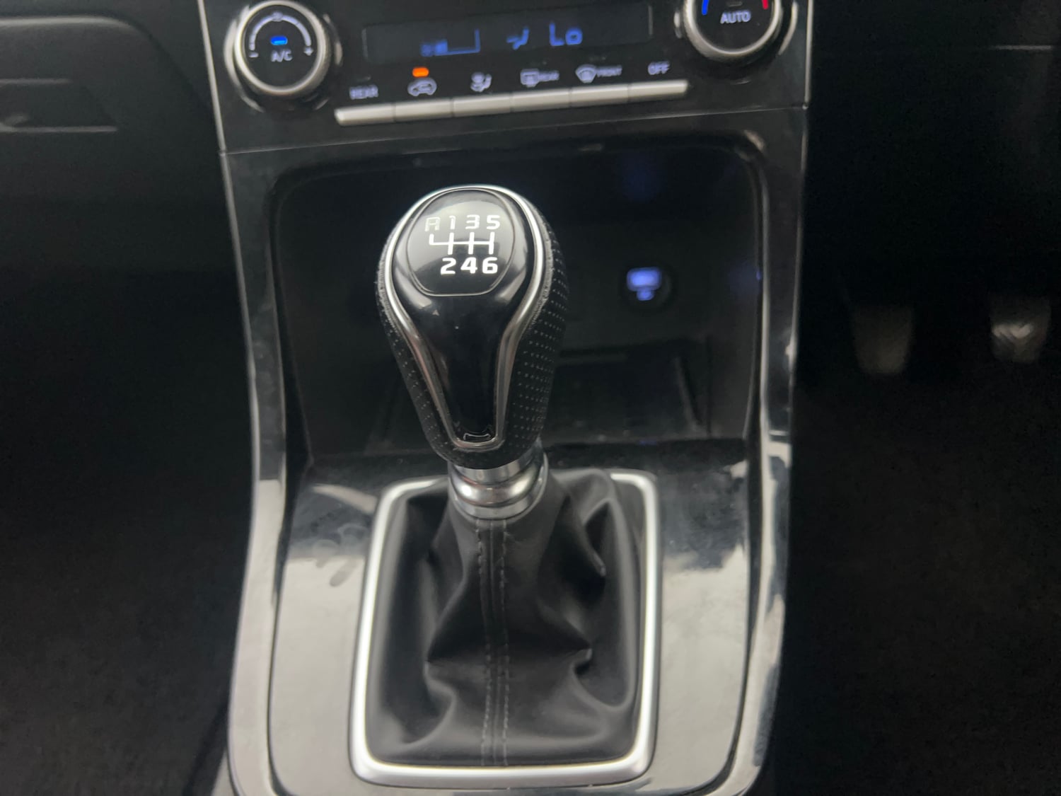 Used 2022 Hyundai Alcazar Prestige 7 STR 2.0 Petrol Petrol Manual interior GEAR  KNOB VIEW