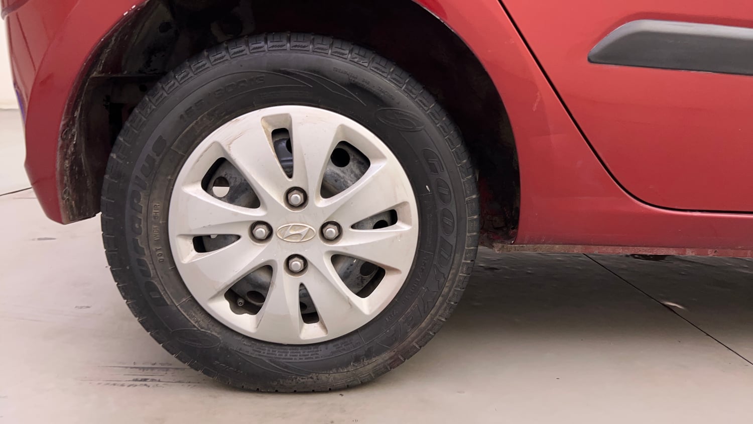 Used 2013 Hyundai i10 Magna 1.2 Kappa2 Petrol Manual tyres RIGHT REAR TYRE RIM VIEW