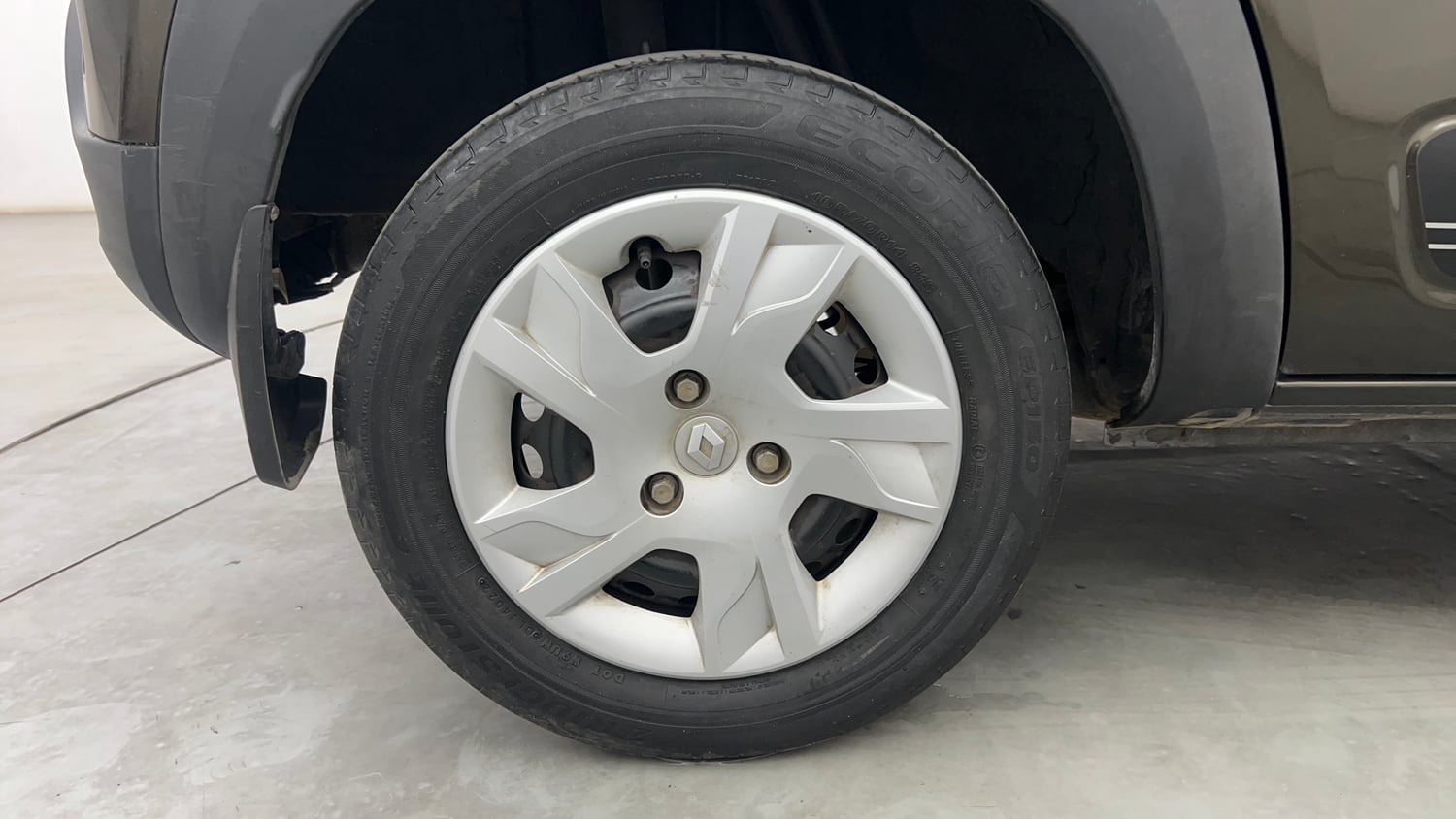 Used 2024 Renault Kwid RXT 1.0L Petrol Manual tyres RIGHT REAR TYRE RIM VIEW