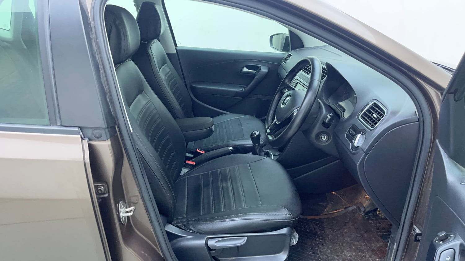 Used 2021 Volkswagen Polo Highline Plus 1.0L TSI Petrol Manual interior RIGHT SIDE FRONT DOOR CABIN VIEW