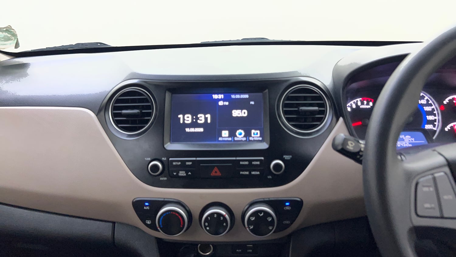 Used 2018 Hyundai Grand i10 Sportz AT 1.2 Kappa VTVT Petrol Automatic top_features Touch screen infotainment system