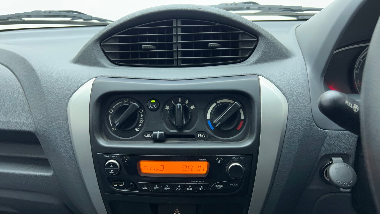 Used 2013 Maruti Suzuki Alto 800 Vxi Petrol Manual top_features Integrated (in-dash) music system