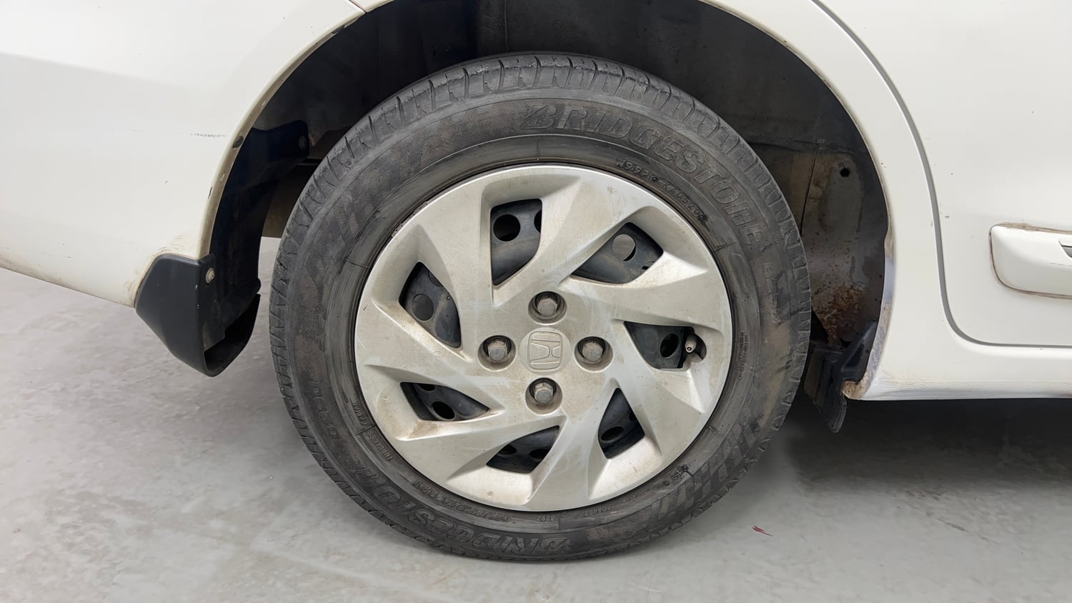 Used 2013 Honda Amaze 1.5 S i-DTEC Diesel Manual tyres RIGHT REAR TYRE RIM VIEW