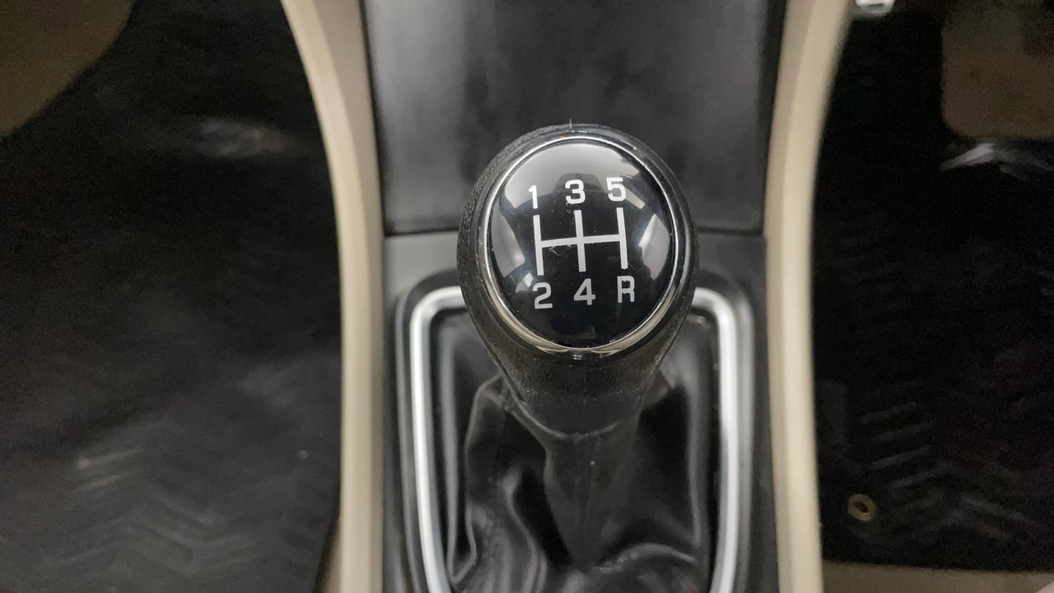 Used 2017 Maruti Suzuki Ciaz Alpha 1.4 MT Petrol Manual interior GEAR  KNOB VIEW