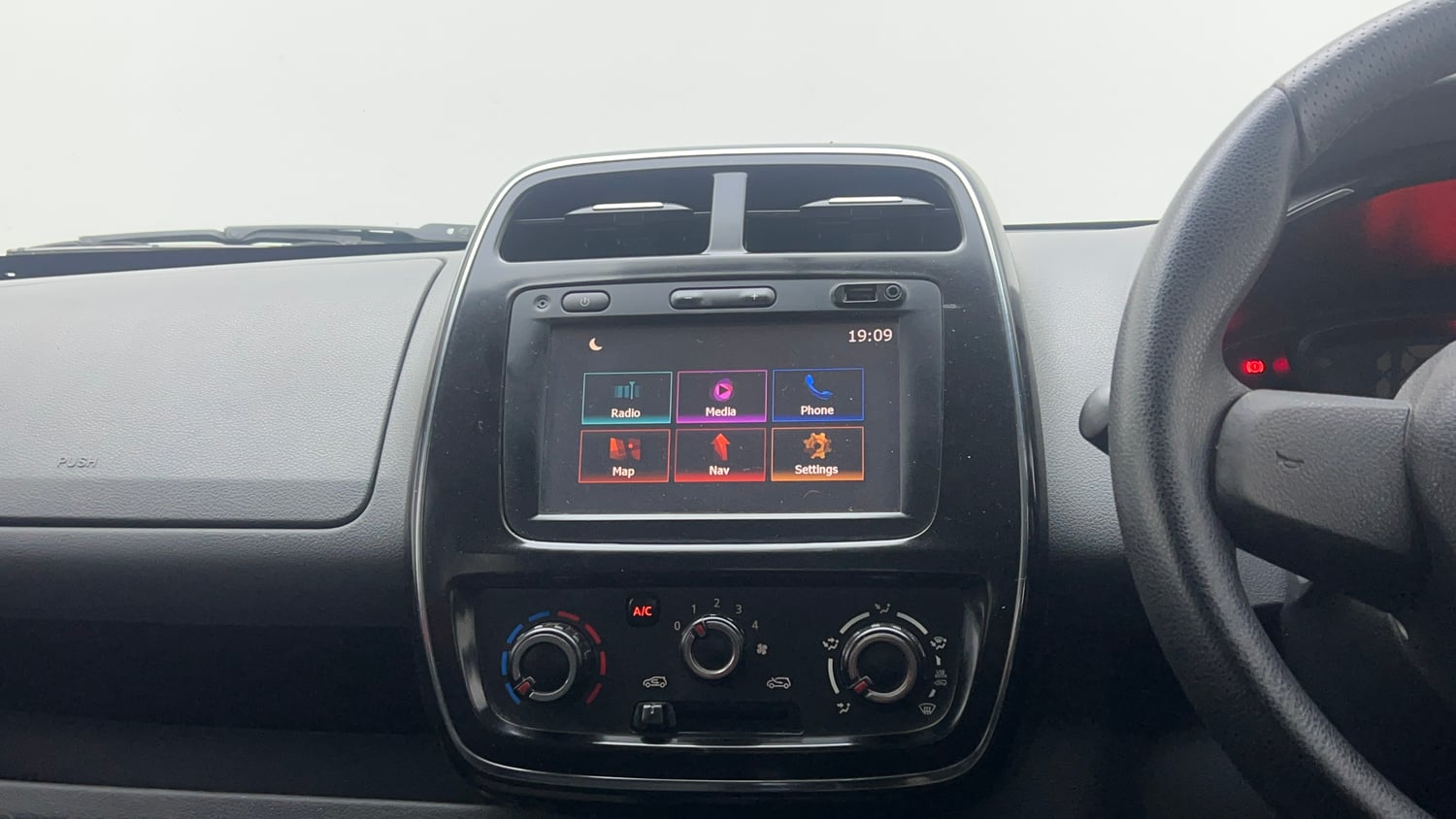 Used 2018 Renault Kwid RXT Opt Petrol Manual interior MUSIC SYSTEM & AC CONTROL VIEW
