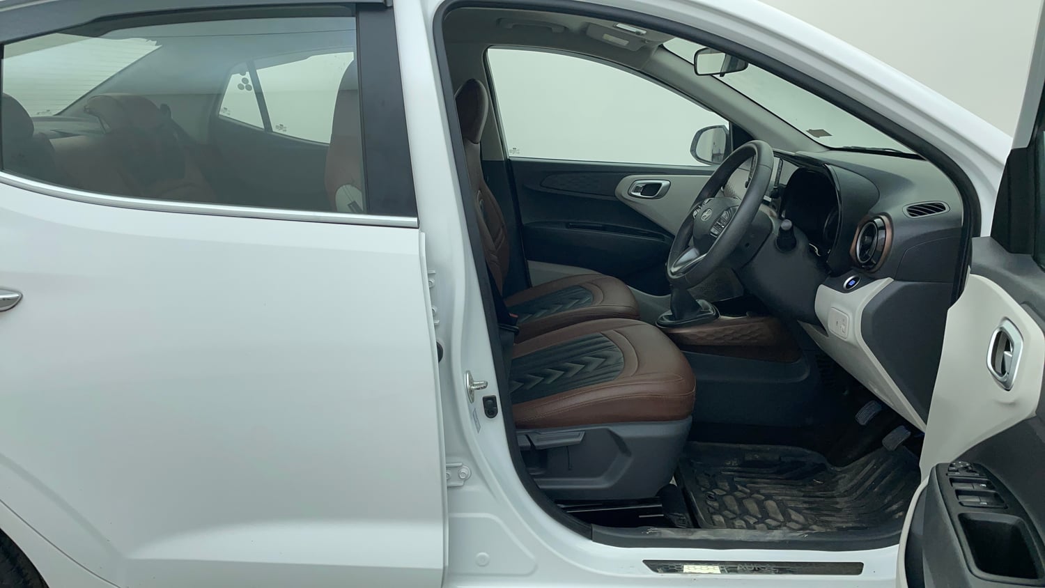 Used 2024 Hyundai Aura SX 1.2 (O) Petrol Petrol Manual interior RIGHT SIDE FRONT DOOR CABIN VIEW