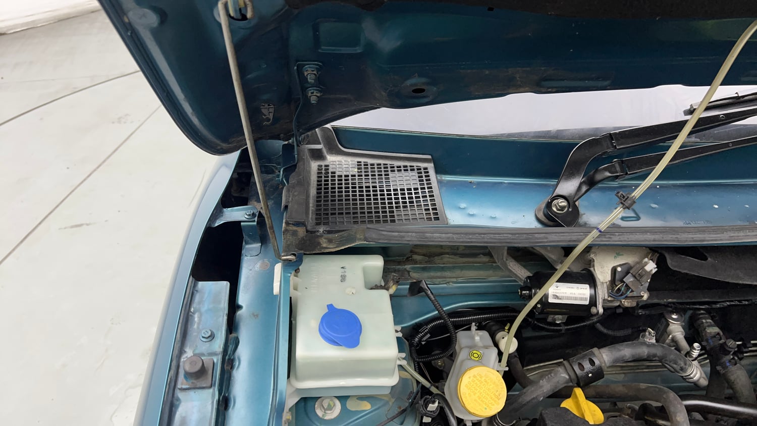 Used 2022 Renault Kwid RXT 1.0 AMT (O) Petrol Automatic engine ENGINE RIGHT SIDE HINGE & APRON VIEW