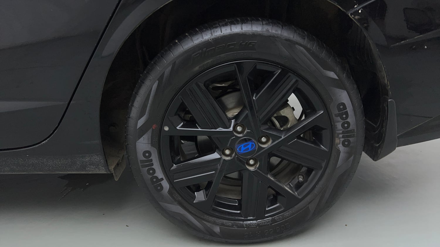 Used 2023 Hyundai Verna SX (O) 1.5 Turbo Petrol DCT Petrol Automatic tyres LEFT REAR TYRE RIM VIEW