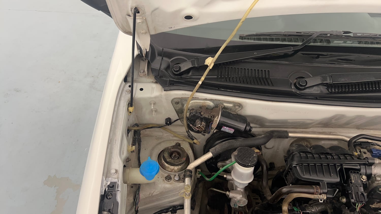 Used 2018 Maruti Suzuki Alto 800 VXi Petrol Manual engine ENGINE RIGHT SIDE HINGE & APRON VIEW