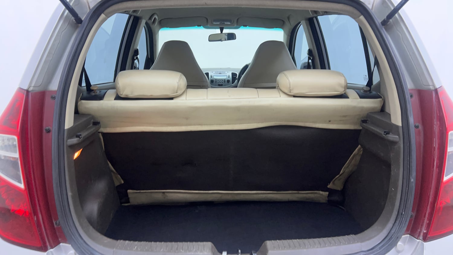 Used 2012 Hyundai i10 Sportz 1.2 Kappa2 Petrol Manual interior DICKY INSIDE VIEW