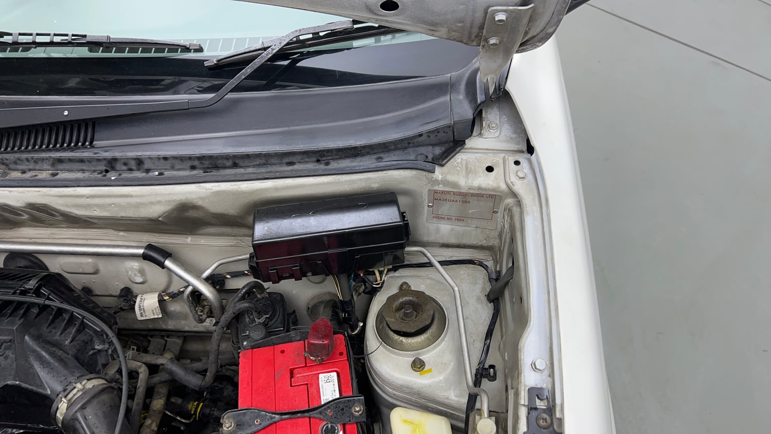 Used 2013 Maruti Suzuki Alto 800 Vxi Petrol Manual engine ENGINE LEFT SIDE HINGE & APRON VIEW