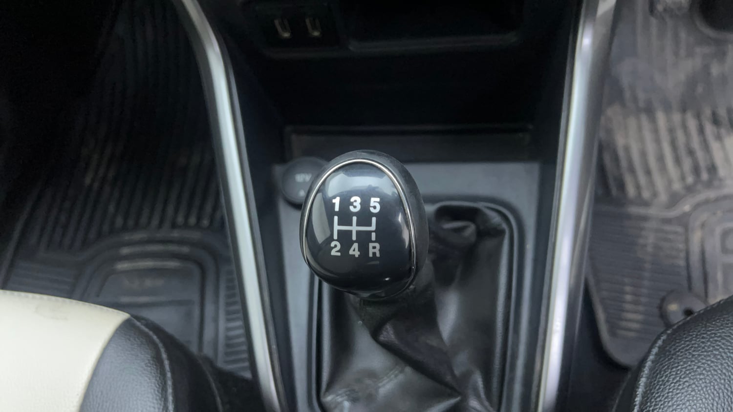 Used 2020 Ford EcoSport Titanium 1.5L TDCi Diesel Manual interior GEAR  KNOB VIEW