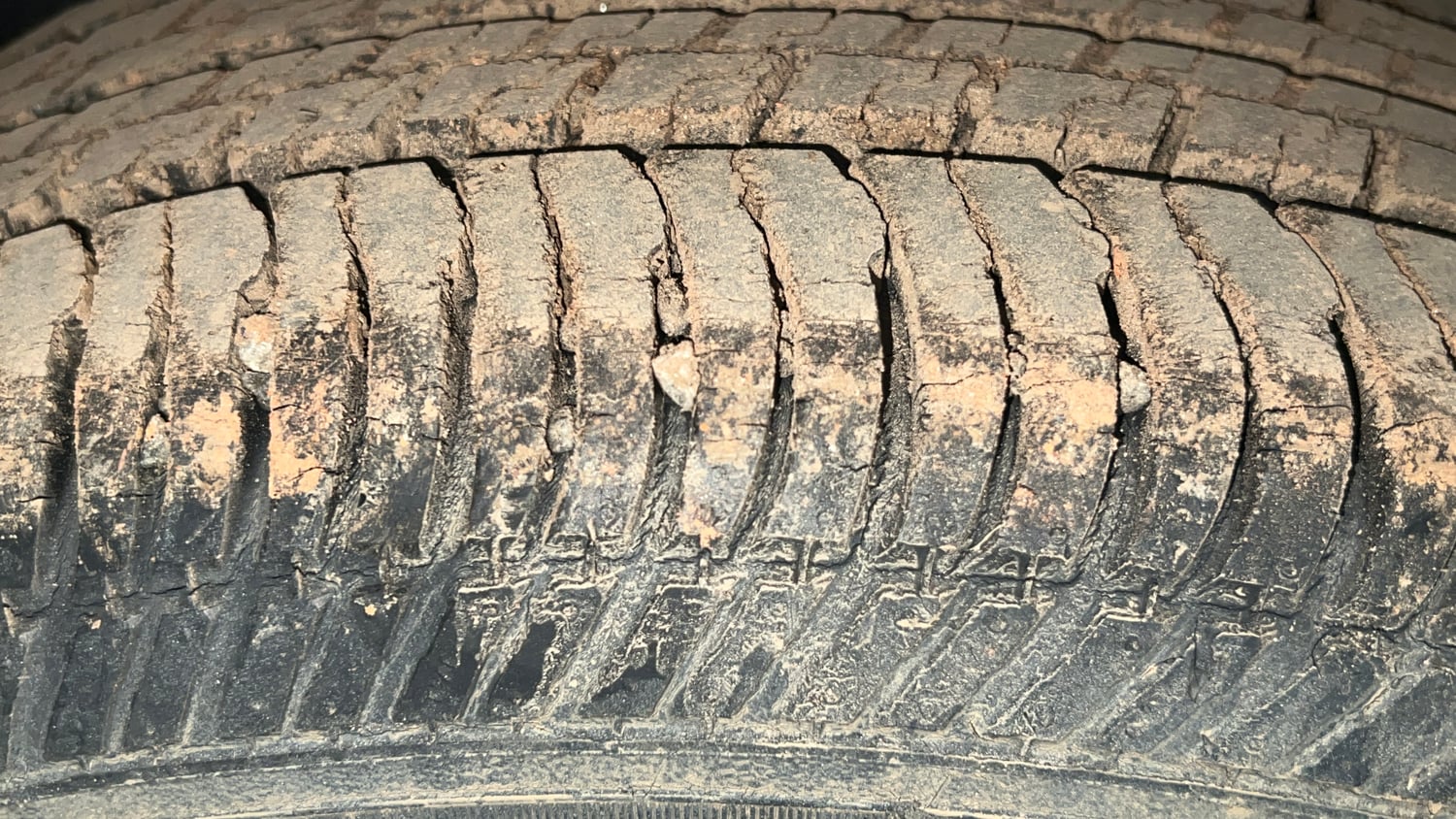 Used 2017 Ford EcoSport Ambiente 1.5L Ti-VCT Petrol Manual tyres RIGHT REAR TYRE TREAD VIEW