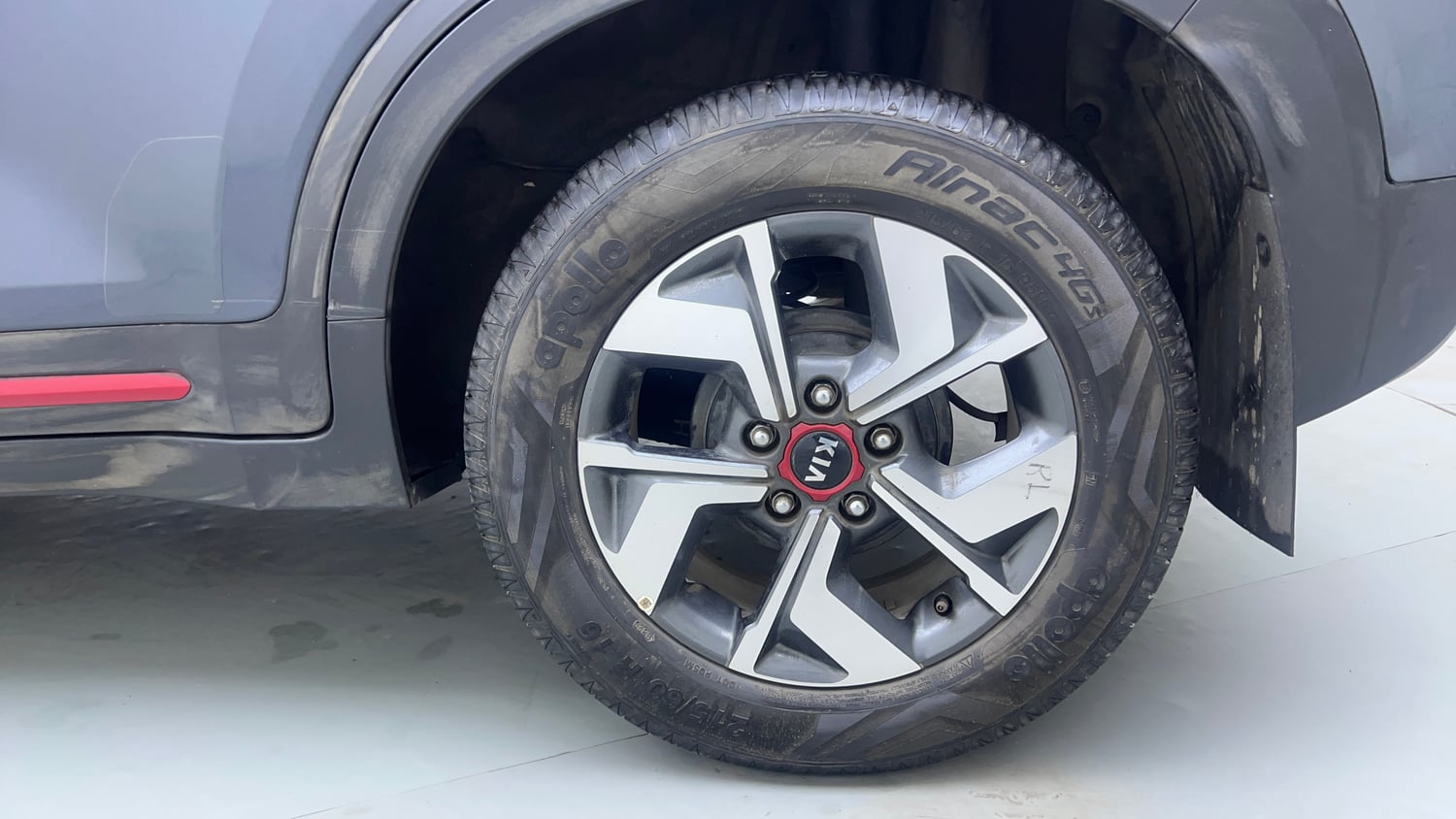 Used 2020 Kia Sonet GTX Plus 1.5 AT Diesel Automatic tyres LEFT REAR TYRE RIM VIEW