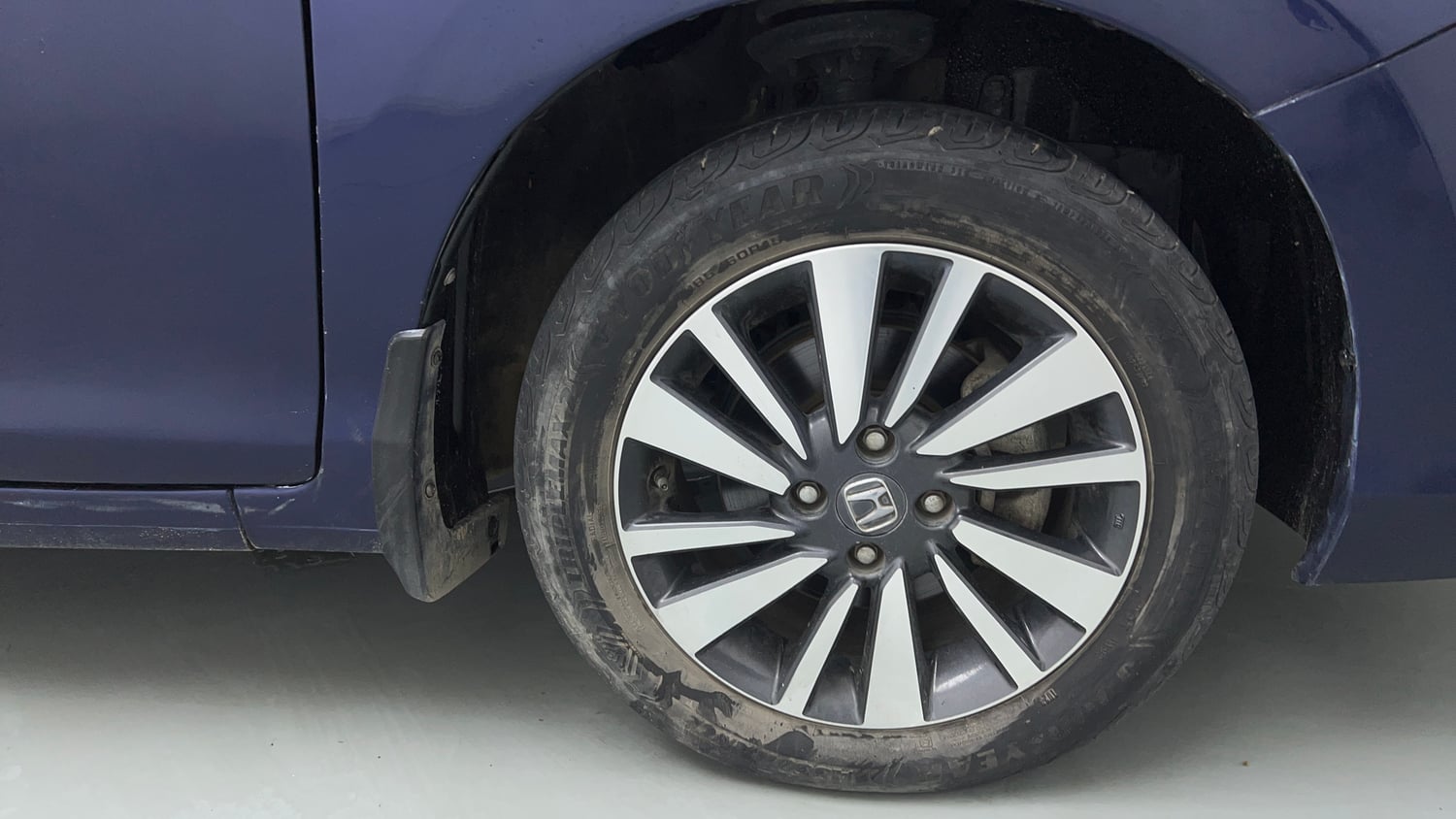Used 2023 Honda City V Petrol MT Petrol Manual tyres RIGHT FRONT TYRE RIM VIEW